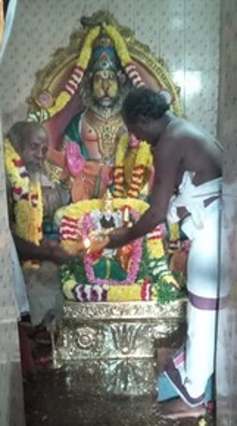 சிறப்பு அலங்காரத்தில் சூரக்குட்டை லட்சுமி நரசிம்மா்.