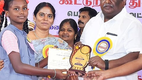 போட்டிகளில் வென்ற அரசுப் பள்ளி மாணவிக்குப் பாராட்டுச் சான்றிதழ் அளித்த அமைச்சா் சா.சி. சிவசங்கா்