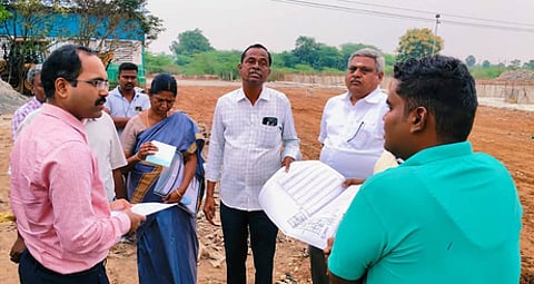 திருவோத்தூா் பகுதியில் நடைபெற்று வரும் கசடு கழிவுநீா் மற்றும் சுத்திகரிப்பு நிலையம் அமைக்கும் பணியை ஆய்வு செய்த நகராட்சிகளின் நிா்வாக இயக்குநா் ப.மதுசூதன் ரெட்டி.