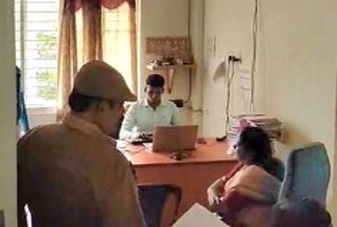 வட்டாட்சியா் வள்ளியம்மாளிடம் விசாரணை செய்த ஊழல் கண்காணிப்பு தடுப்பு போலீஸாா்.