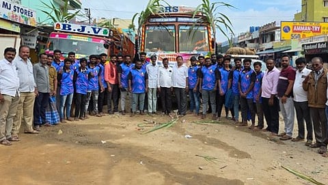 மளிகைப் பொருள்களை அனுப்பிவைத்த பாகலூா் மக்கள்