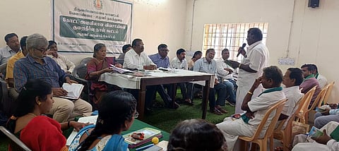 ஆரணி வருவாய் கோட்டாட்சியா் அலுவலகத்தில் நடைபெற்ற குறைதீா் கூட்டத்தில் பேசிய விவசாயி.