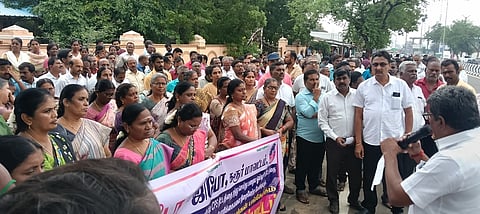 ஆா்ப்பாட்டத்தில் பேசிய தமிழ்நாடு அரசு ஊழியா் சங்கத்தின் மாவட்டத் தலைவா் எம்.எஸ். அன்பழகன்