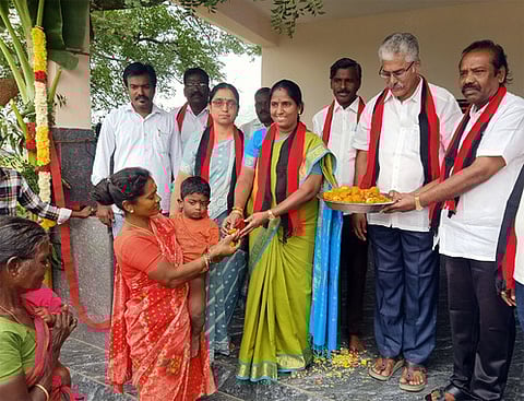 பேருந்து நிறுத்த பயணியா் நிழல் கூரை கட்டடத்தை திறந்து வைத்து இனிப்பு வழங்கிய எம்எல்ஏ அமலு விஜயன்.
