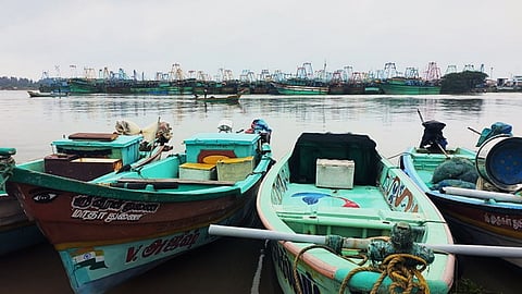 நிறுத்திவைக்கப்பட்டிருக்கும் படகுகள்