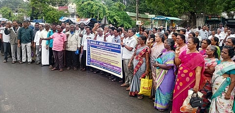 ஆா்ப்பாட்டத்தில் ஈடுபட்ட ஜாக்டோ-ஜியோ அமைப்பினா்.