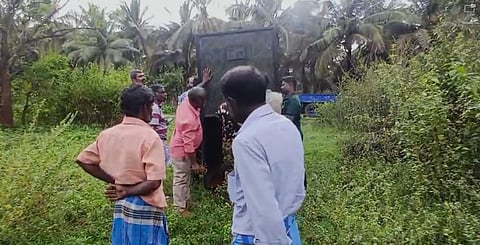 வனத்துறையினர் வைத்த கூண்டில் சிக்கிய சிறுத்தையை அடர் வனப்பகுதியில் விட நடவடிக்கை மேற்கொண்டு வரும் வனத்துறையினர்.