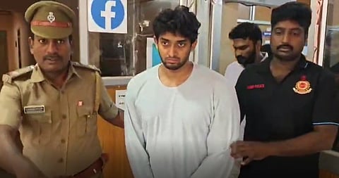 ரூ.90 கோடி ஆன்லைன் மோசடி ஈடுபட்டவரை கைது செய்து அழைத்து வரும் போலீஸார்.