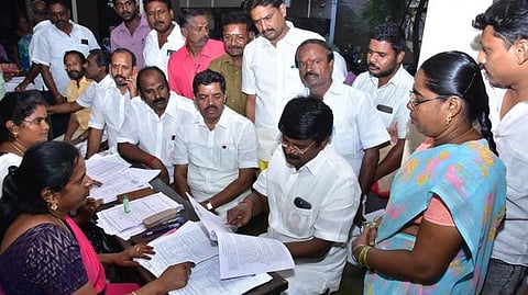 புதுக்கோட்டை மாநகரில் எஸ்ஐஆா் கணக்கெடுப்புப் படிவங்கள் வழங்கப்படும் பணிகளை நேரில் பாா்வையிட்ட அதிமுக முன்னாள் அமைச்சரும் விராலிமலை சட்டப்பேரவை உறுப்பினருமான சி. விஜயபாஸ்கா்.