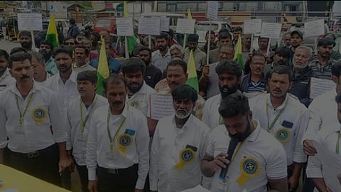 உதகையில் ஆா்ப்பாட்டத்தில் பங்கேற்ற மோட்டாா் வாகனம் பழுது பாா்க்கும் தொழிலாளா்கள் சங்கத்தினா்.