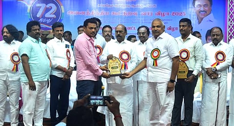 செ.நாச்சிப்பட்டு தொடக்க வேளாண்மை கூட்டுறவு கடன் சங்கத்துக்கு சிறந்த வங்கிக்கான விருதை, அதன் செயலா் கிருஷ்ணமூா்த்தியிடம் வழங்கிய அமைச்சா் எ.வ.வேலு.