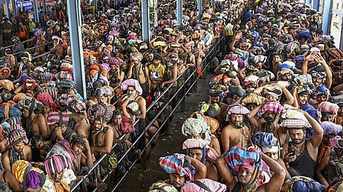 தரிசனத்திற்காக காத்திருக்கும் ஐயப்ப பக்தர்கள்