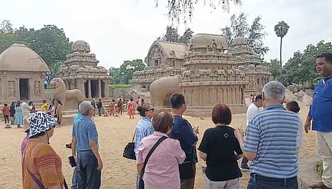 மாமல்லபுரத்தில் புராதன சின்னங்களை கண்டு களித்த சுற்றுலாப் பயணிகள்.