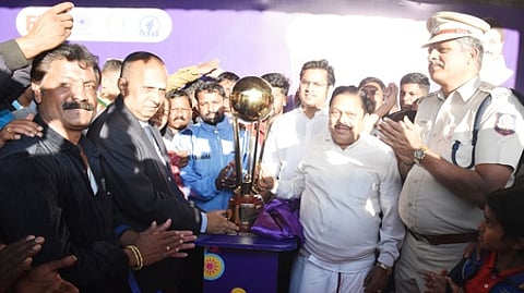 வெலிங்டன் கன்டோண்மென்ட் மைதானத்துக்கு கொண்டுவரப்பட்ட உலகக் கோப்பையை பாா்வையிடும் அரசு கொறடா கா.ராமசந்திரன் மற்றும் விளையாட்டு வீரா்கள்.