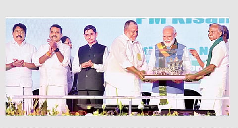 கோவை கொடிசியா வளாகத்தில் புதன்கிழமை நடைபெற்ற தென்னிந்திய இயற்கை வேளாண்மை மாநாட்டில் பங்கேற்ற பிரதமர் மோடிக்கு நினைவுப் பரிசு வழங்கும் மாநாட்டு ஒருங்கிணைப்பாளர்கள் பி.ஆர்.பாண்டியன், வாழை அ.ப.கருப்பையா. உடன், ஆளுநர் ஆர்.என்.ரவி, மத்திய இணை அமைச்சர் எல்.முருகன், பாஜக மாநிலத் தலைவர் நயினார் நாகேந்திரன்.