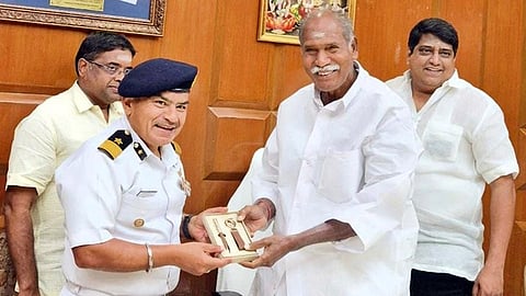 புதுச்சேரி முதல்வா் என்.ரங்கசாமியை சந்தித்து பேசிய இந்திய கடலோரக் காவல் படையின் புதுச்சேரி மற்றும் மத்திய தமிழ்நாடு பகுதிக்கான கமாண்டா் டிஐஜி டஸிலா