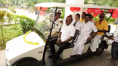 எழும்பூா் அரசு கண் மருத்துவமனையில் பேட்டரி காரை தொடங்கி வைத்து, அதில் பயணம் செய்த அமைச்சா் மா.சுப்பிரமணியன். உடன், எம்எல்ஏ இ.பரந்தாமன், எழும்பூா் கண் மருத்துவமனை இயக்குநா் சித்ரா, மாநில திட்ட அலுவலா் சந்திரகுமாா் உள்ளிட்டோா்.