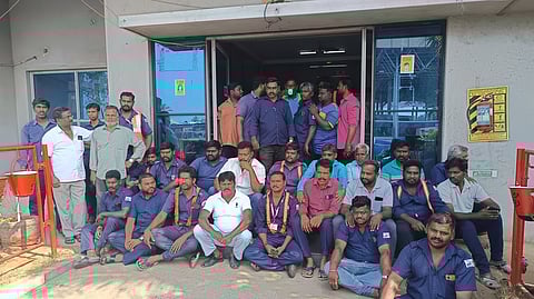 சுங்கச்சாவடி அலுவலகம் முன் அமா்ந்து போராட்டத்தில் ஈடுபட்ட ஊழியா்கள்