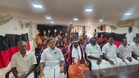 திமுக நாகை மாவட்டச் செயலா் என்.கெளதமன் முன்னிலையில் திமுகவில் இணைந்த 21 குடும்பத்தினா்