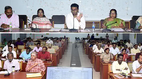 கள்ளக்குறிச்சி மாவட்டத்தில் அனைத்துத் துறை மாவட்ட நிலை அலுவலா்களுடனான ஆய்வுக் கூட்டத்தில் பேசிய ஆட்சியா் எம்.எஸ்.பிரசாந்த்