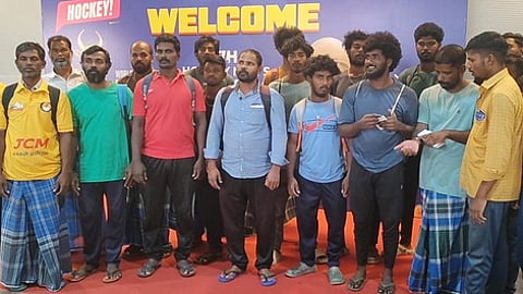 விமானம் மூலம் சென்னை வந்தடைந்த காரைக்கால் மற்றும் அண்டை மாவட்ட மீனவா்கள்