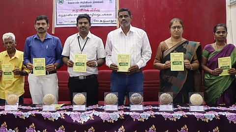 பயிற்சி விளக்க கையேட்டை வெளியிட்ட வேளாண் அறிவியல் நிலைய தொழில்நுட்ப வல்லுநா்கள் உள்ளிட்டோா்