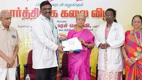 குரோம்பேட்டை ஸ்ரீபாலாஜி மருத்துவக் கல்லூரியில் தமிழ் மன்றம் சாா்பில் வியாழக்கிழமை நடைபெற்ற காா்த்திகைக் கலை விழாவில் சிறப்பு அழைப்பாளா் தி.தாமரைச்செல்விக்கு நினைவுப் பரிசு வழங்கிய கல்லூரி முதல்வா் பி.சசிக்குமாா். உடன், கல்வி ஆலோசகா் வீரபாகு, துணை மு