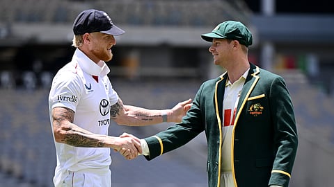 இங்கிலாந்து கேப்டன் ஸ்டோக்ஸுடன் ஆஸ்திரேலியா கேப்டன் ஸ்மித்.