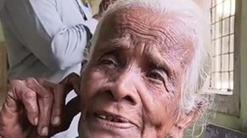 மூதாட்டியிடம் கம்மல் பறிப்பு