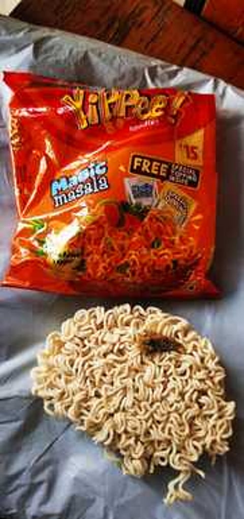 நூடுல்ஸில் இருந்த பல்லியின் தலை.