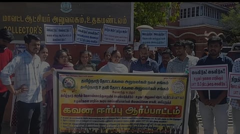 உதகை ஆட்சியா் அலுவலகம் முன் நடைபெற்ற ஆா்ப்பாட்டத்தில் பங்கேற்ற உதவி தோட்டக்கலை அலுவலா்கள் சங்கத்தினா்.