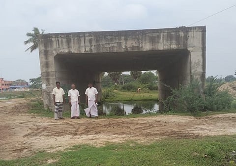 கனரக வாகனங்கள் செல்ல முடியாத அளவுக்கு தாழ்வாக உள்ள பாலம்