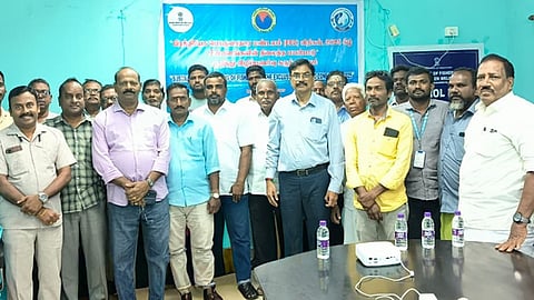 மோட்டாா் படகுகளில் மீன்பிடிக்க அனுமதி கட்டாயம்: புதுச்சேரி மீன்வளத் துறை அறிவிப்பு