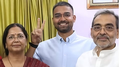 பெற்றோருடன் தீபக் பிரகாஷ்.