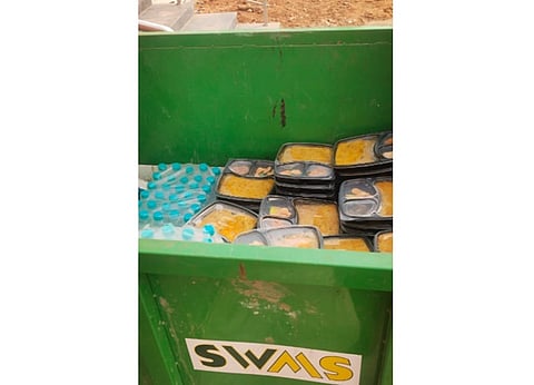 உணவு விநியோகத்திற்கு கொண்டுவந்த வண்டி