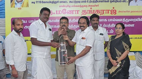 கோவை, ஆா்.எஸ்.புரத்தில் நடைபெற்ற நிகழ்ச்சியில் சிறந்த பால் உற்பத்தியாளருக்கு பரிசு வழங்கிய அமைச்சா் த.மனோ தங்கராஜ்.