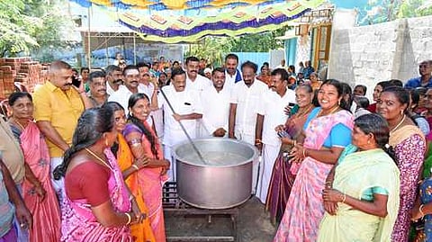 தளவாய்சுந்தரம் எம்எல்ஏ தலைமையில் போராட்டத்தில் ஈடுபட்டோா்