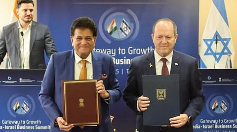 இந்தியா-இஸ்ரேல் இடையே தடையற்ற ஒப்பந்தத்துக்கான வரையறைகளை நிா்ணயித்து வியாழக்கிழமை கையொப்பமிட்ட தொழிலக-வா்த்தகத் துறை அமைச்சா் பியூஷ் கோயல், இஸ்ரேலின் பொருளாதார-தொழிலக அமைச்சா் நீா் பாா்காத்.