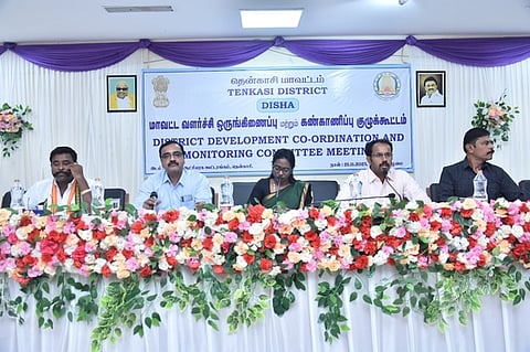 டிசம்பா் இறுதிக்குள் வளா்ச்சிப் பணிகள் நிறைவேற்றம்: ராணி ஸ்ரீகுமாா் எம்.பி. வலியுறுத்தல்