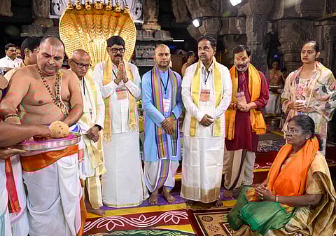 ஏழுமலையானை தரிசித்துத் திரும்பிய குடியரசு தலைவா் திரெளபதி முா்முவுக்கு பிரசாதம் வழங்கிய தேவஸ்தான அதிகாரிகள்.