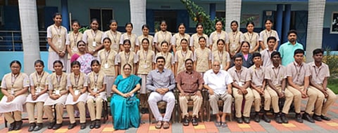 தமிழ்மொழி இலக்கியத் திறனறிவுத் தோ்வில் வெற்றி பெற்ற விஜயமங்கலம் பாரதி பள்ளி மாணவ, மாணவிகளுடன் பள்ளித் தாளாளா் மோகனாம்பாள், தலைவா் செந்தில்குமாா் உள்ளிட்டோா்.