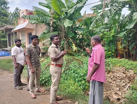சகாதேவன்பேட்டை கிராமத்தில் வெள்ளிக்கிழமை விசாரணை மேற்கொண்ட விழுப்புரம் வனத் துறையினா்.
