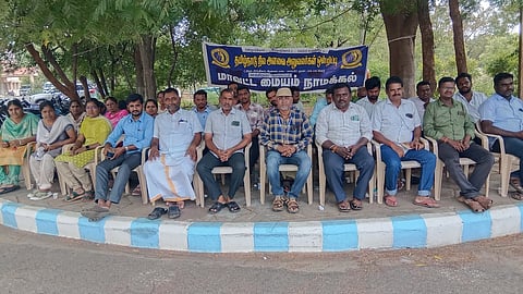 நாமக்கல் ஆட்சியா் அலுவலக வளாகத்தில் வெள்ளிக்கிழமை நடைபெற்ற காத்திருப்பு போராட்டத்தில் பங்கேற்ற நில அளவையா்கள்.