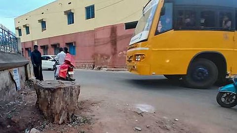 உத்தமபாளையத்தில் குறுகிய சாலையை சீரமைக்க வலியுறுத்தல்