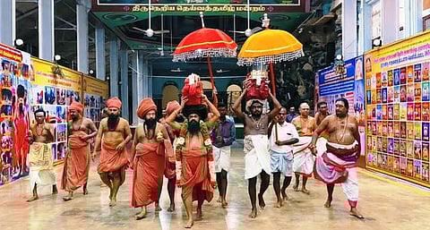 தருமபுரம் ஆதீனத் திருமடத்தில் இருந்து ஞானரத யாத்திரை புறப்பட்ட தருமபுரம் ஆதீனம்.