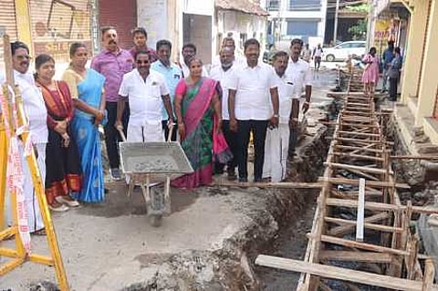 நாகராஜா கோயில் ரத வீதியில்
மழைநீா் வடிகால் அமைக்கும் பணி