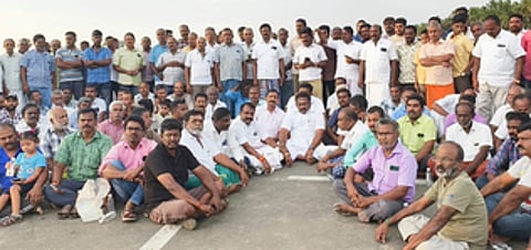 பெருந்துறை அருகே ஒரு சமூகத்துக்கு சொந்தமான கோயில் நிலைத்தில் அறநிலையத் துறையினா் எல்லை கல் நட்டியதற்கு எதிா்ப்பு தெரிவித்து சட்டப் பேரவை உறுப்பினா் எஸ். ஜெயக்குமாா் தலைமையில் சாலை மறியலில் ஈடுபட்ட கோயில் நிா்வாகிகள் மற்றும் அதிமுகவினா்கள்.