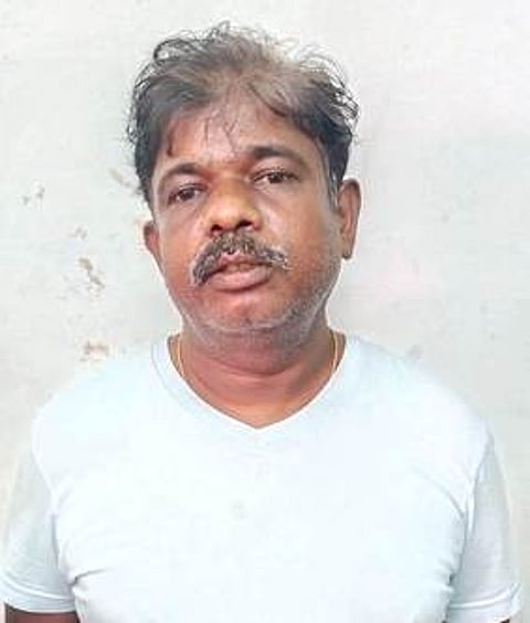 சிதம்பரம் பகுதியில் லாட்டரி விற்பனை செய்த வியாபாரியை போலீஸாா் கைது செய்தனா்.