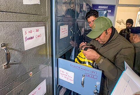 ஜம்மு-காஷ்மீா் மருத்துவமனைகளில் மருத்துவா்களின் ‘லாக்கா்கள்’ சோதனை: பாதுகாப்பை உறுதிப்படுத்த காவல் துறை நடவடிக்கை