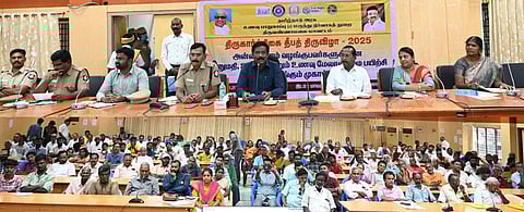 திருவண்ணாமலை மாவட்ட ஆட்சியா் அலுவலகக் கூட்டரங்கில் காா்த்திகை தீபத் திருவிழா அன்னதானம் வழங்குவோா் பின்பற்ற வேண்டிய வழிமுறைகள் குறித்து வெள்ளிக்கிழமை நடைபெற்ற ஆலோசனைக் கூட்டத்தில் பேசிய ஆட்சியா் க.தரப்பகராஜ்.